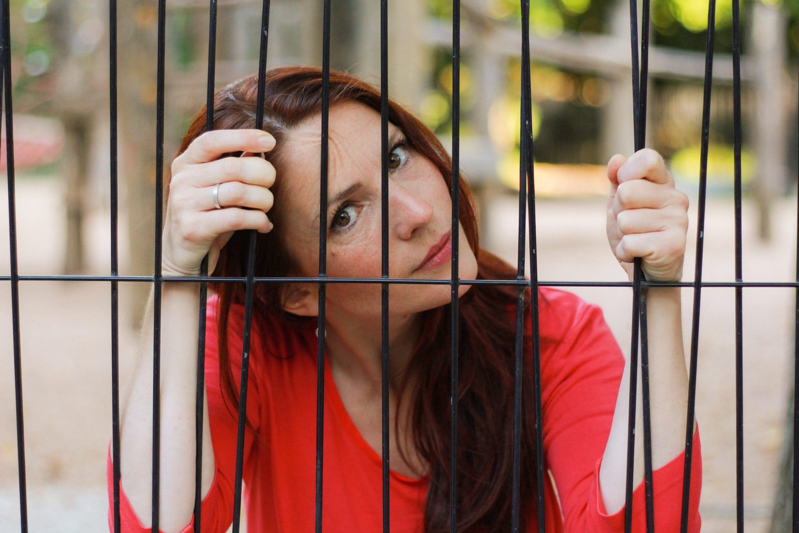 Charlotte TREMEL (droits réservés) Illustration représentant une personne enfermée, symbolisant les peurs et les blocages, en lien avec la quête de sens et de transformation intérieure.