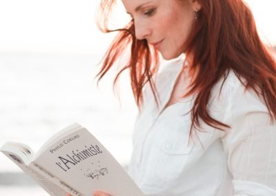 Image de la coach en train de lire L'Alchimiste, symbole de la quête intérieure et de la transformation durable à travers le coaching. Charlotte TRMEL (tous droits réservés)