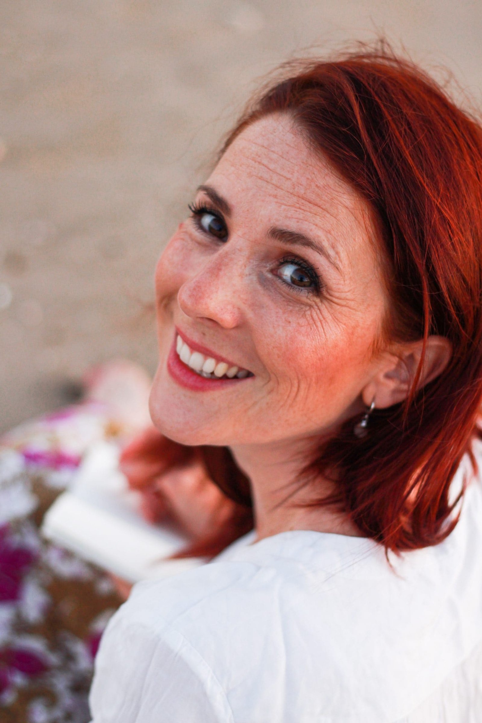 Portrait de Charlotte Tremel, psychopraticienne et coach, représentant son parcours de transformation intérieure, illustrant le chemin de reconnexion à soi et d'authenticité.